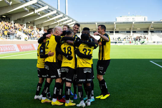 Häckens Simon Gustafson jublar ihop med lagkamrater