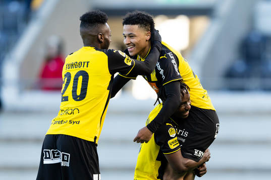 Häckens Momodou Lamin Sonko jublar ihop med Ibrahim Sadiq