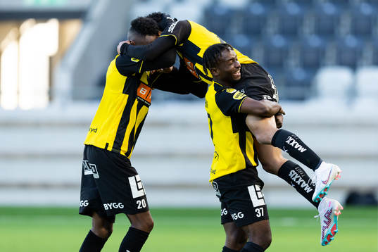 Häckens Momodou Lamin Sonko jublar ihop med Ibrahim Sadiq