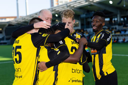 Häckens Momodou Lamin Sonko jublar ihop med lagkamrater