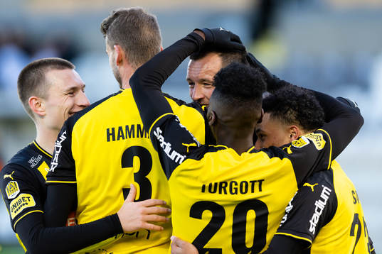 Häckens Even Hovland jublar ihop med lagkamrater
