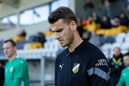 Häckens Johan Hammar  innan fotbollsmatchen i Svenska