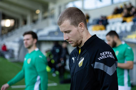 Häckens Simon Gustafson  innan fotbollsmatchen i Svenska