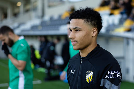 Häckens Momodou Lamin Sonko innan fotbollsmatchen i