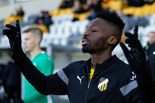 Häckens Blair Sebastian Turgott innan fotbollsmatchen i