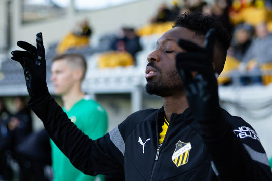Häckens Blair Sebastian Turgott innan fotbollsmatchen i