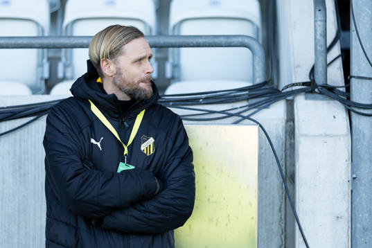 Häckens klubbchef Marcus Jodin innan  fotbollsmatchen i