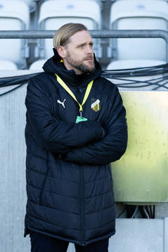 Häckens klubbchef Marcus Jodin innan  fotbollsmatchen i