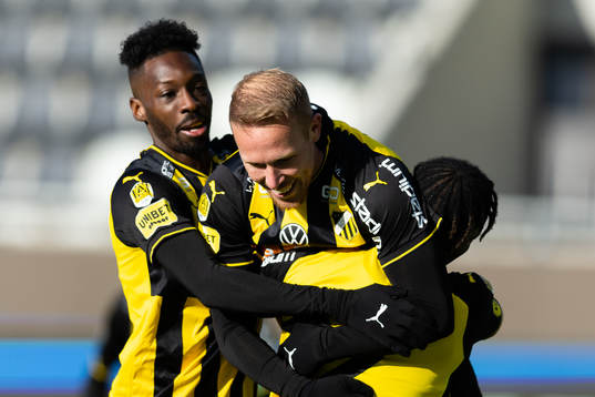 Häckens Mikkel Rygaard Jensen jublar ihop med Ibrahim