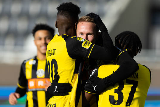 Häckens Mikkel Rygaard Jensen jublar ihop med Ibrahim