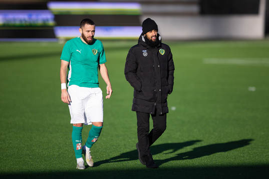 Jönköpings Södras Malkolm Moenza och sportchef Junes