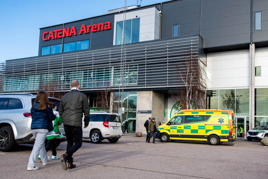 En ambulans framför Catena arena