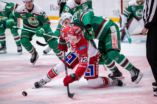 Frölundas Noah Hasa  och Rögles Brady Ferguson