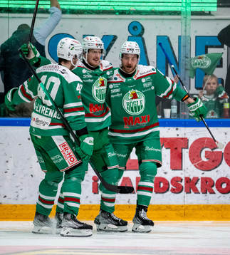 Rögles Simon Hjalmarsson  och Linus Sandin jublar