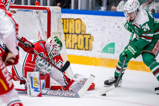 Frölundas målvakt Lars Johansson och Rögles Marco Kasper