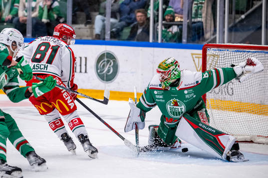 Frölundas Ryan Lasch gör 6-7 på Rögles målvakt