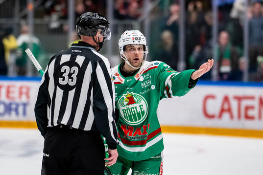 Rögles Daniel Zaar reagera mot ett domslut