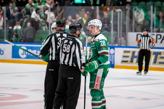 Rögles Anton Bengtsson i diskutera med linjedomaren