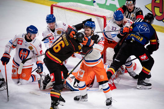 Luleås Niklas Olausson and Tapparas Philip Granath in a