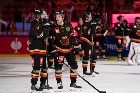 Luleås Linus Fröberg and Konstantin Komarek looks dejected