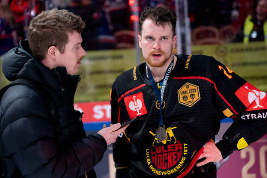 Luleås Brendan Shinnimin looks dejected while speaking to