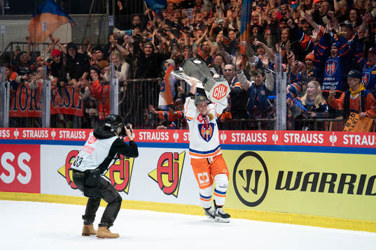 Tapparas Kristian Kuusela with the trophy