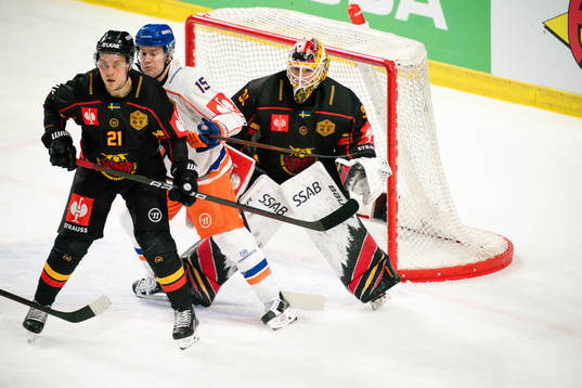 Juhani Tyrväinen of Luleå och Geoff Platt of Tappara