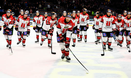 Örebros spelare med Emil Larsson jublar