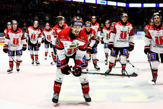 Örebros spelare med Emil Larsson jublar