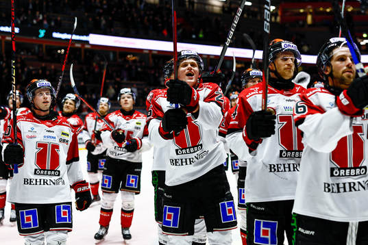 Örebros spelare jublar
