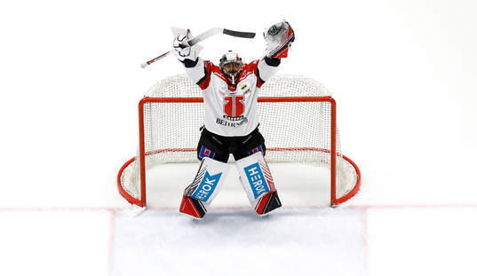 Örebros målvakt Jhonas Enroth jublar