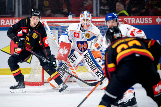 Luleås Juhani Tyrväinen and Tapparas goalie Christian