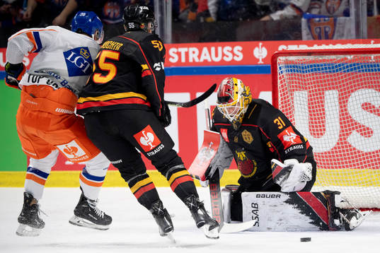 Luleås goalie Matteus Ward makes a save