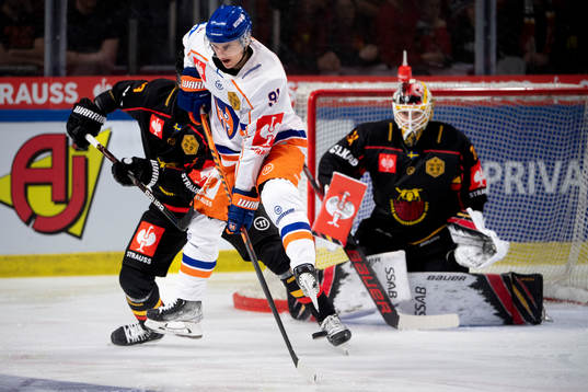 Tapparas Petteri Puhakka infront of Luleås goalie Matteus