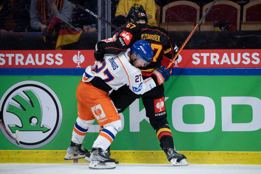 Tapparas Kristian Tanus and Luleås Konstantin Komarek