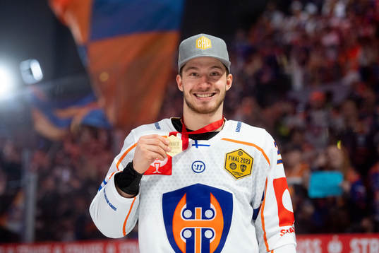 Tapparas Kristian Tanus with his mnedal