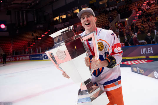 Tapparas Kristian Kuusela with the trophy