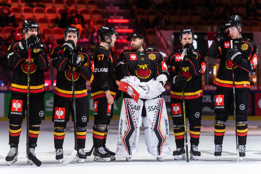 Luleås Konstantin Komarek and goaltender Joel Lassinantti