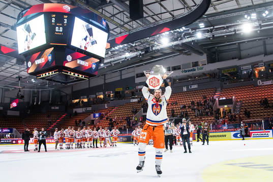 Tapparas celebrates with trophy