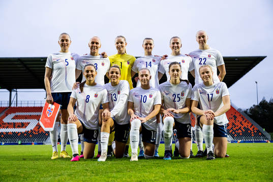 The starting eleven of Norway pose for a team photo