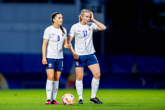 Vilde Bøe Risa and Julie Blakstad look dejected