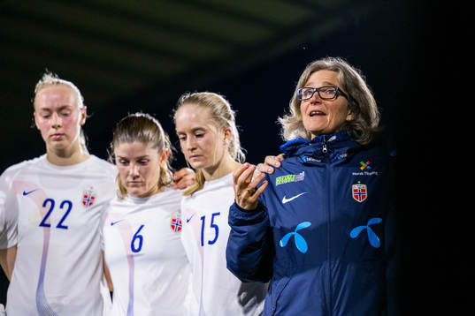 Sara Hørte, Maren Mjelde, Amalie Eikeland and head coach