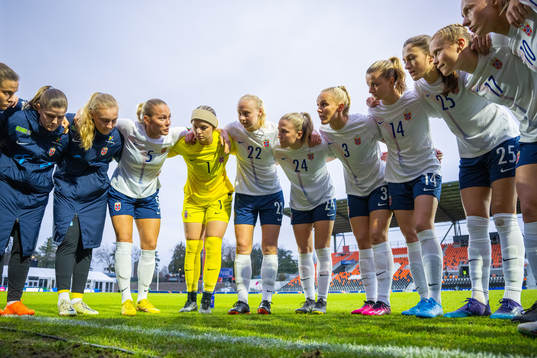 Guro Bergsvand, goalkeeper Guro Pettersen, Sara Hørte,