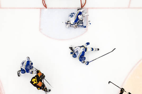 Leksands målvakt Mantas Armalis och Anton Lindholm och