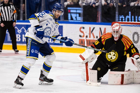 Leksands Peter Cehlarik och Brynäs målvakt Jussi Olkinuora
