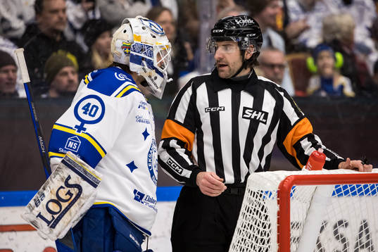 Leksands målvakt Mantas Armalis och Domare Mikael Sjöqvist