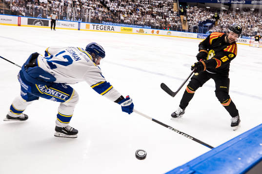 Brynäs Simon Bertilsson och Leksands Kalle Östman