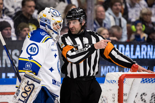 Leksands målvakt Mantas Armalis och Domare Mikael Sjöqvist