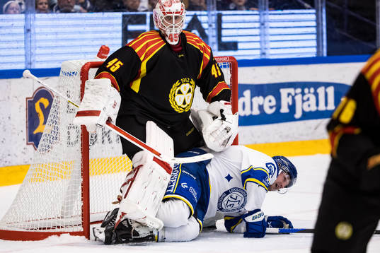 Brynäs målvakt Jussi Olkinuora och Leksands Jonas Ahnelöv