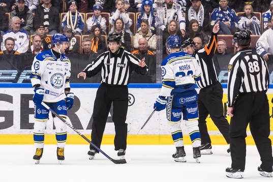 Leksands Mikael Ruohomaa och Domare Johan Nordlöf och